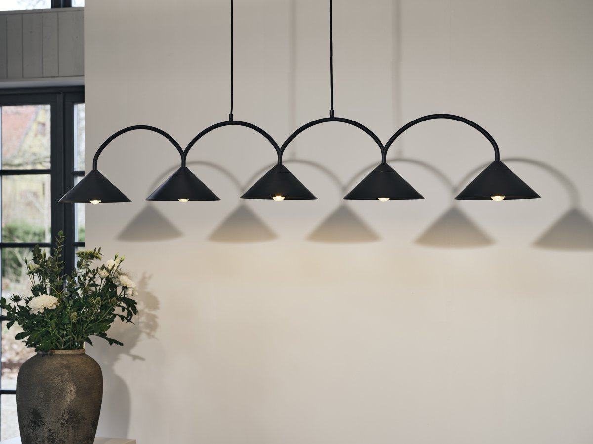 Curve 165cm Svart Taklampe Fra Globen Lighting - Pendelen er laget av mattlakkert metall med fem skjermer og leveres med to tekstilledninger p&aring; 200 cm og en matchende takkopp.