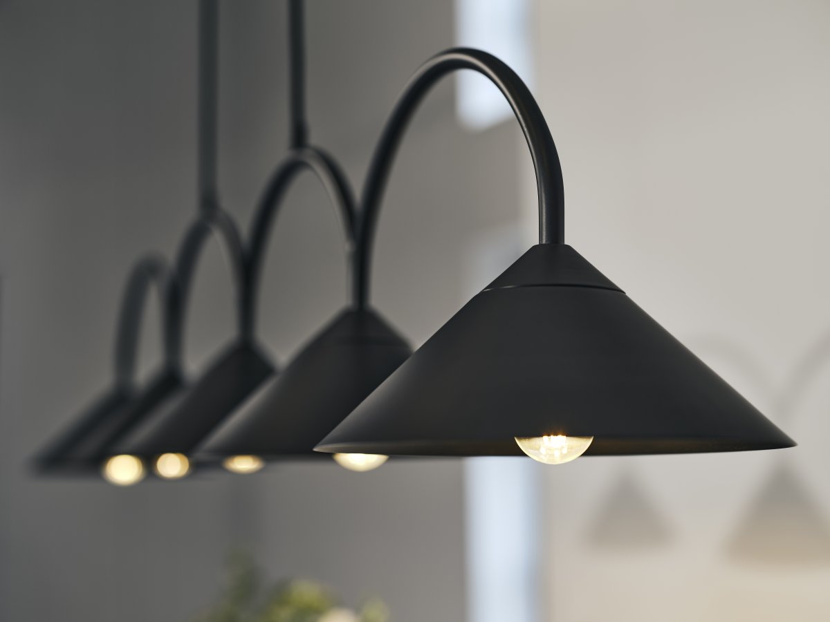 Curve 165cm Svart Taklampe Fra Globen Lighting - Pendelen er laget av mattlakkert metall med fem skjermer og leveres med to tekstilledninger p&aring; 200 cm og en matchende takkopp.