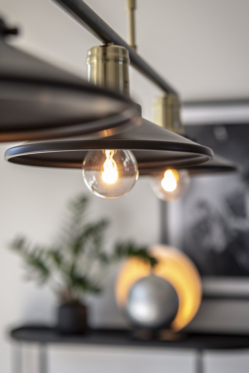 Disc 96cm Svart Taklampe Fra Globen Lighting - Lampen er utstyrt med to 120 cm lange tekstilledninger og en svart metalltakkopp.