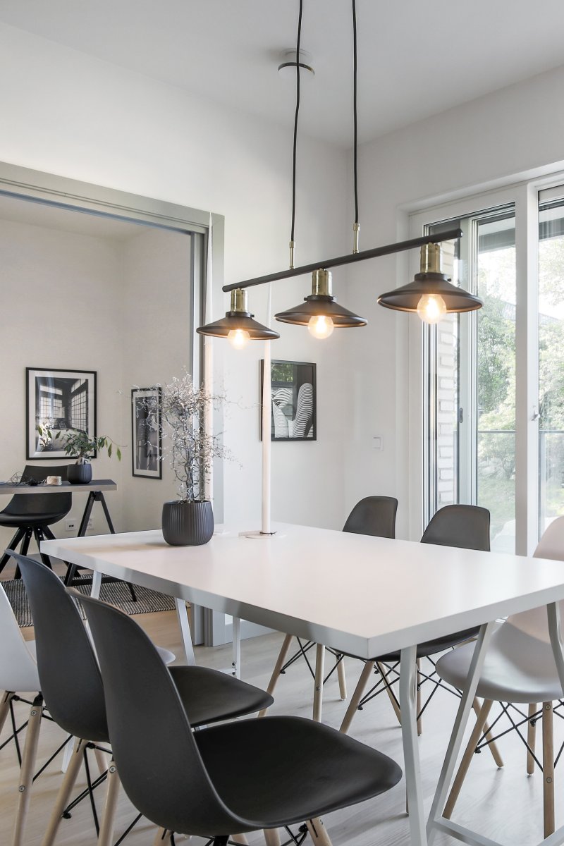 Disc 96cm Svart Taklampe Fra Globen Lighting - Lampen er utstyrt med to 120 cm lange tekstilledninger og en svart metalltakkopp.