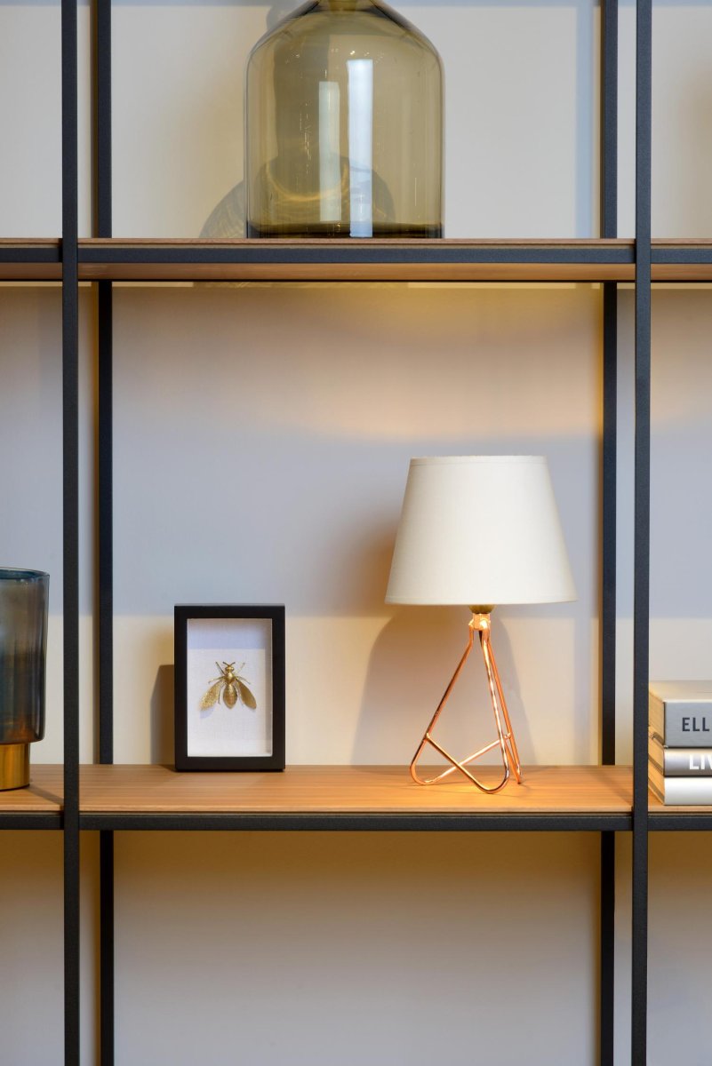 Gitta 30cm Kopper bordlampe Fra Lucide - Lampeskjermen danner en harmonisk helhet med den elegante basen den hviler på.