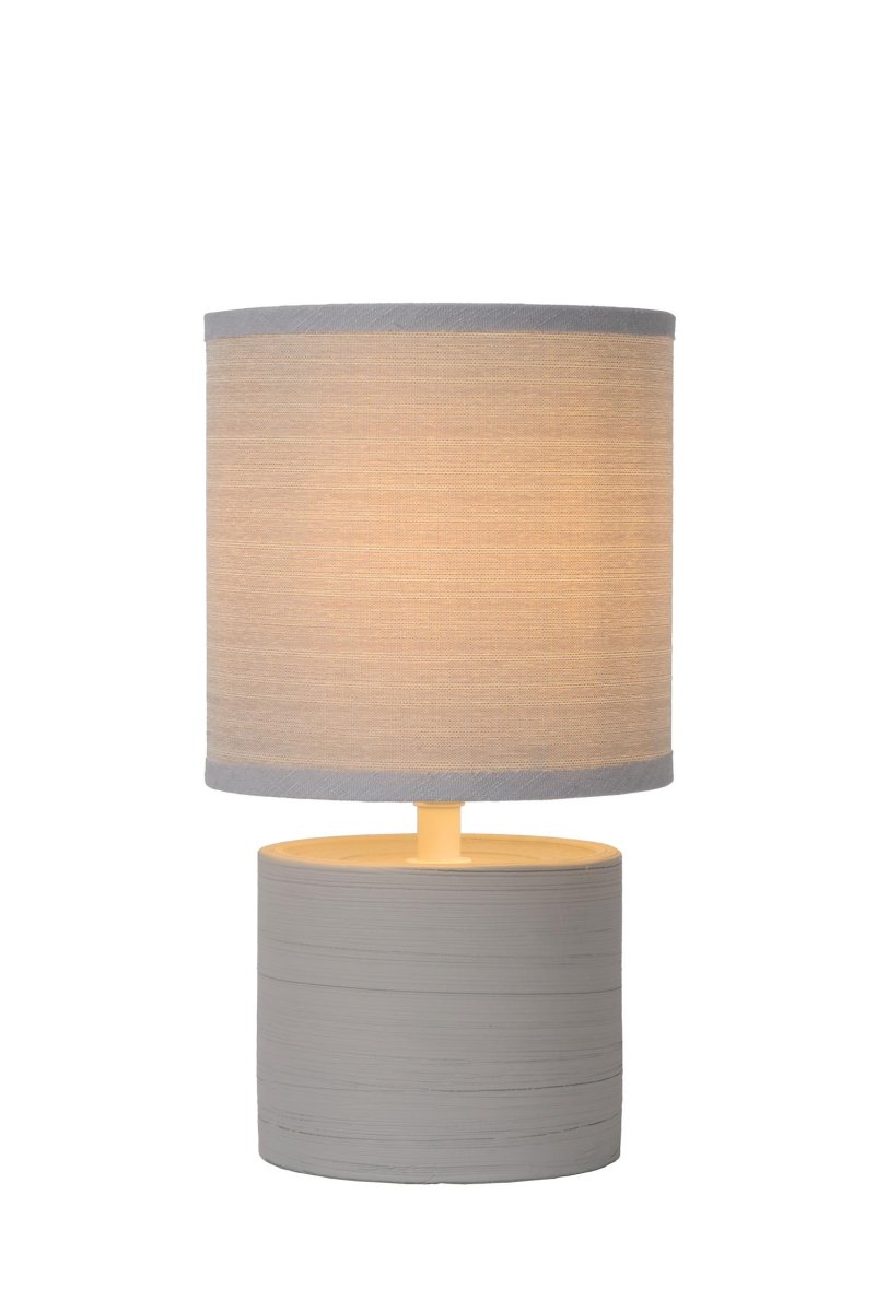 Greasby 26cm Grå bordlampe Fra Lucide - Greasbys naturlige utseende passer inn hvor som helst &ndash; på TV-benken, nattbordet eller som et blikkfang på skuffen: Greasby smelter sømløst inn i ethvert rom.
