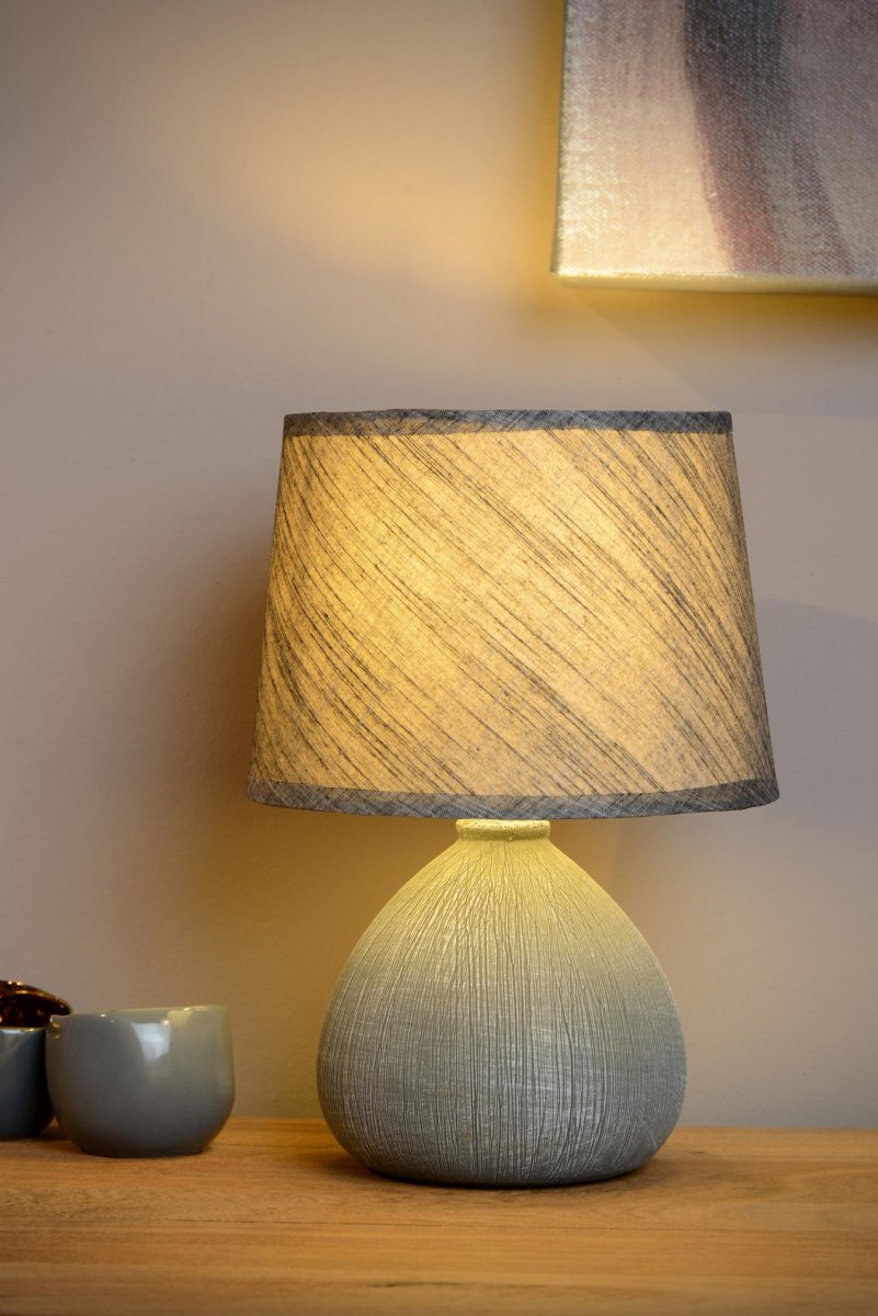 Ramzi 26cm Grå bordlampe Fra Lucide - Du kan enkelt treffe&aring; på og ved Ramzi med en effektbryter på; ledningen.