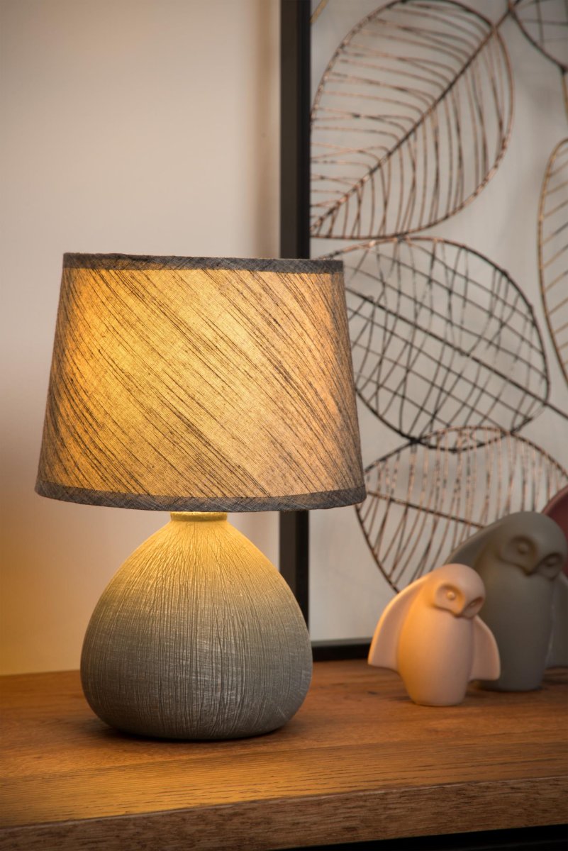 Ramzi 26cm Grå bordlampe Fra Lucide - Du kan enkelt treffe&aring; på og ved Ramzi med en effektbryter på; ledningen.
