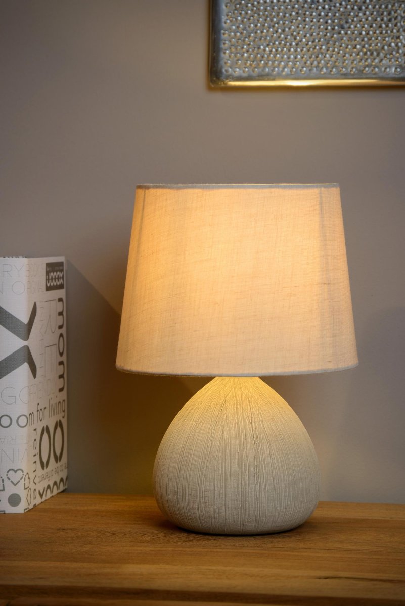 Ramzi 26cm Krem bordlampe Fra Lucide - Du kan enkelt treffe&aring; på og ved Ramzi med en effektbryter på; ledningen.