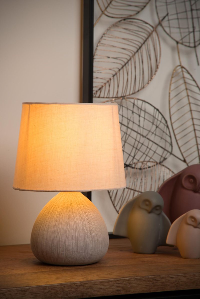 Ramzi 26cm Krem bordlampe Fra Lucide - Du kan enkelt treffe&aring; på og ved Ramzi med en effektbryter på; ledningen.