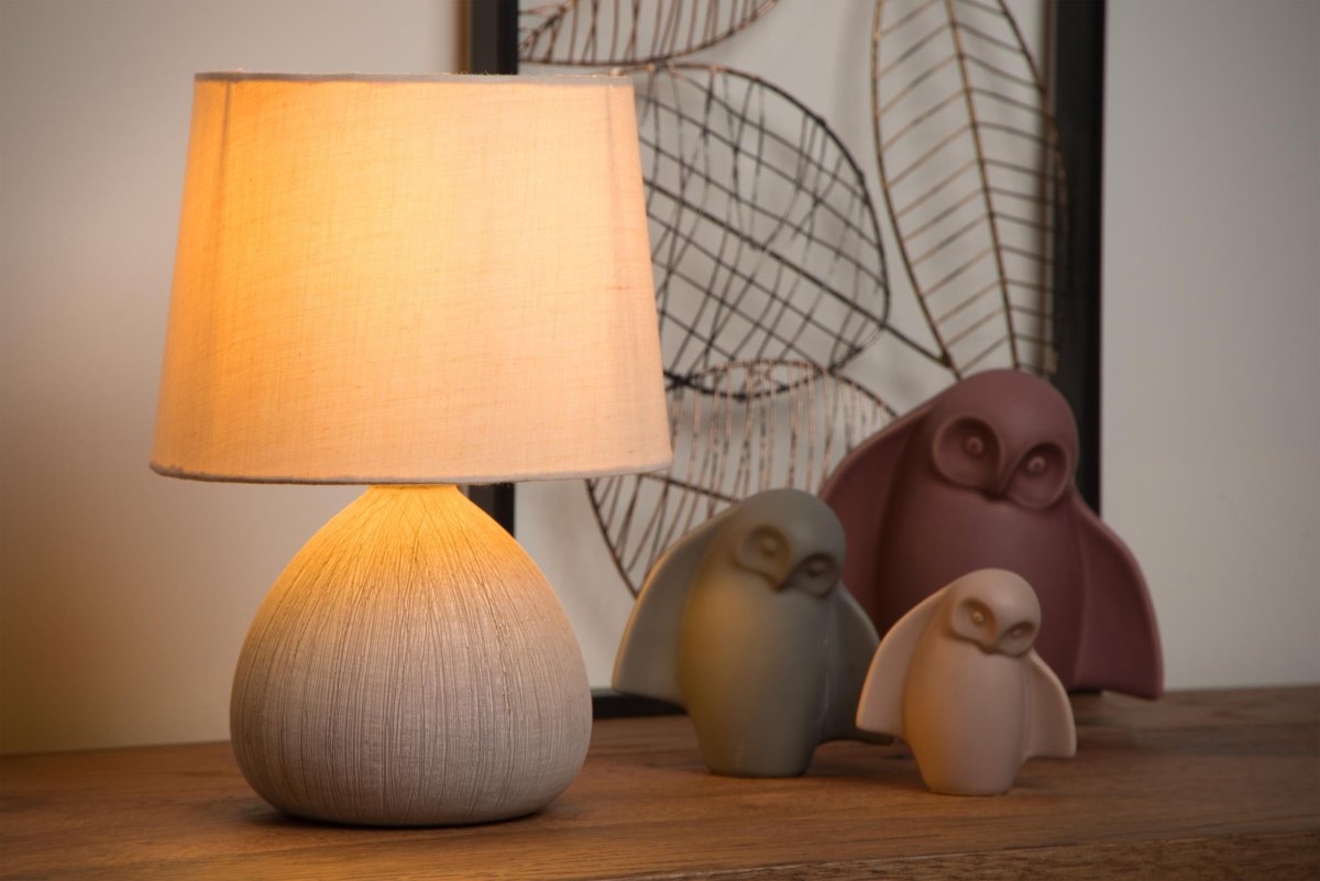 Ramzi 26cm Krem bordlampe Fra Lucide - Du kan enkelt treffe&aring; på og ved Ramzi med en effektbryter på; ledningen.