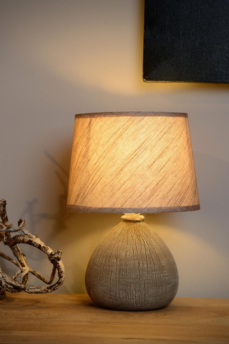 Ramzi 26cm Brun bordlampe Fra Lucide - Du kan enkelt treffe&aring; på og ved Ramzi med en effektbryter på; ledningen.