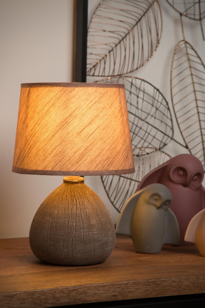 Ramzi 26cm Brun bordlampe Fra Lucide - Du kan enkelt treffe&aring; på og ved Ramzi med en effektbryter på; ledningen.