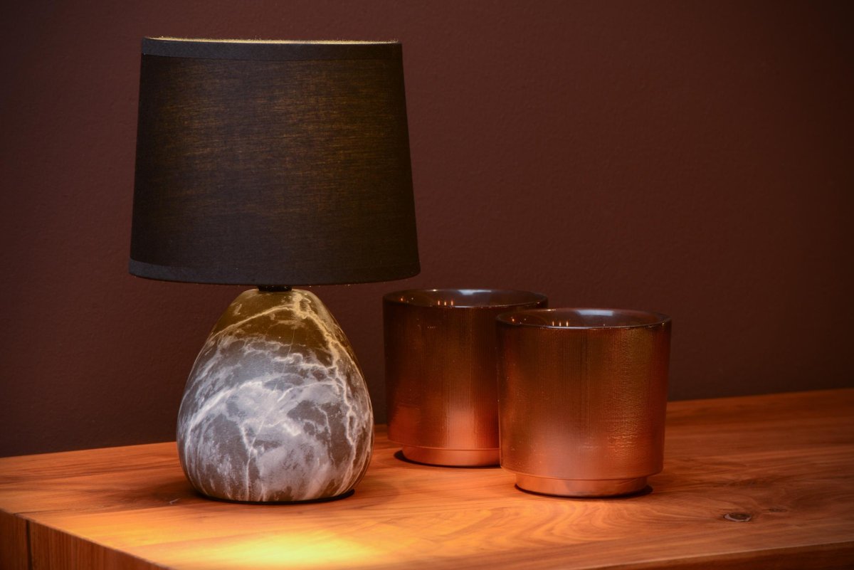 Marmo 25cm Svart bordlampe Fra Lucide - Til tross for sin beskjedne størrelse p&aring; 26 cm i høyden og en bredde på 16 cm gir Marmo en følelse av storhet til hjemmet ditt.
