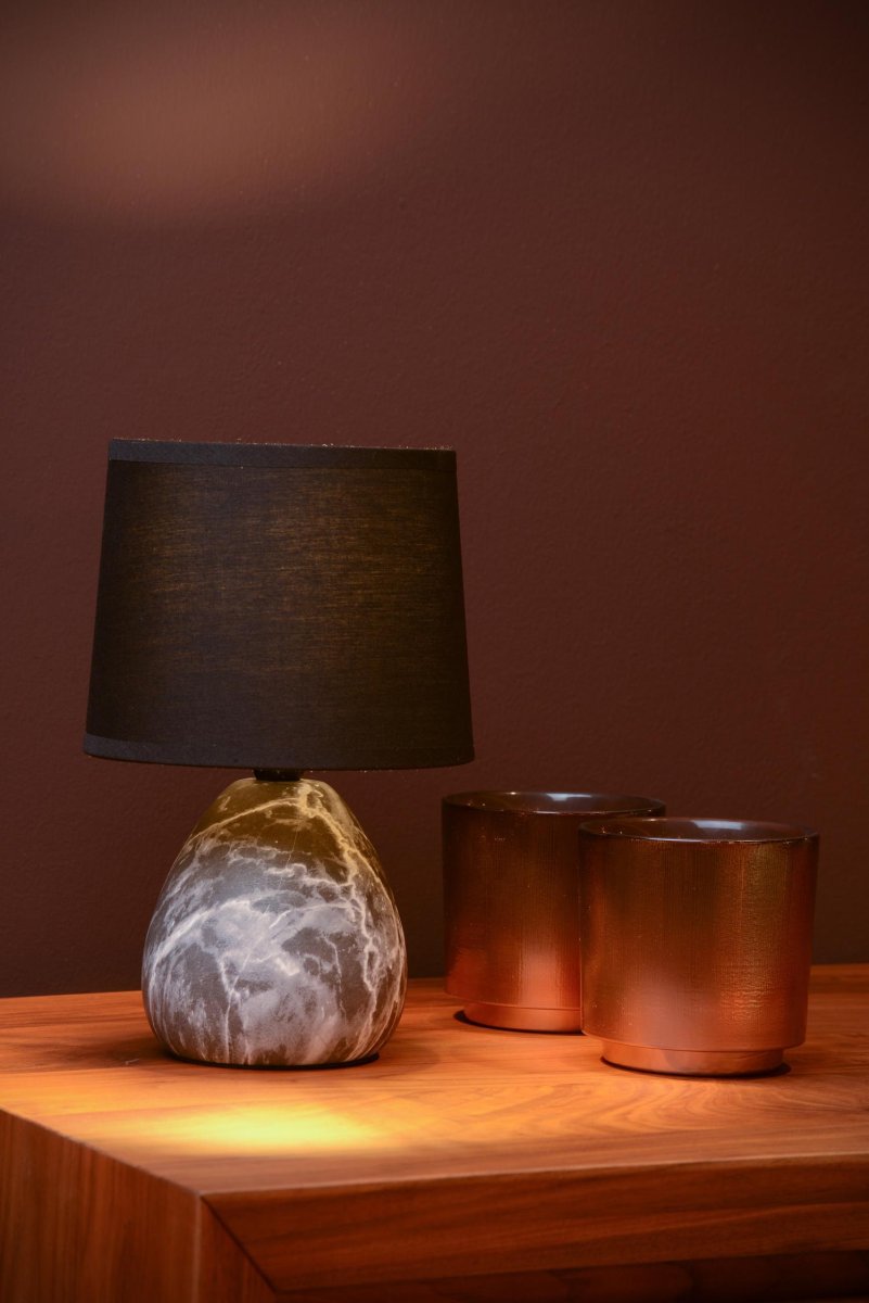 Marmo 25cm Svart bordlampe Fra Lucide - Til tross for sin beskjedne størrelse p&aring; 26 cm i høyden og en bredde på 16 cm gir Marmo en følelse av storhet til hjemmet ditt.