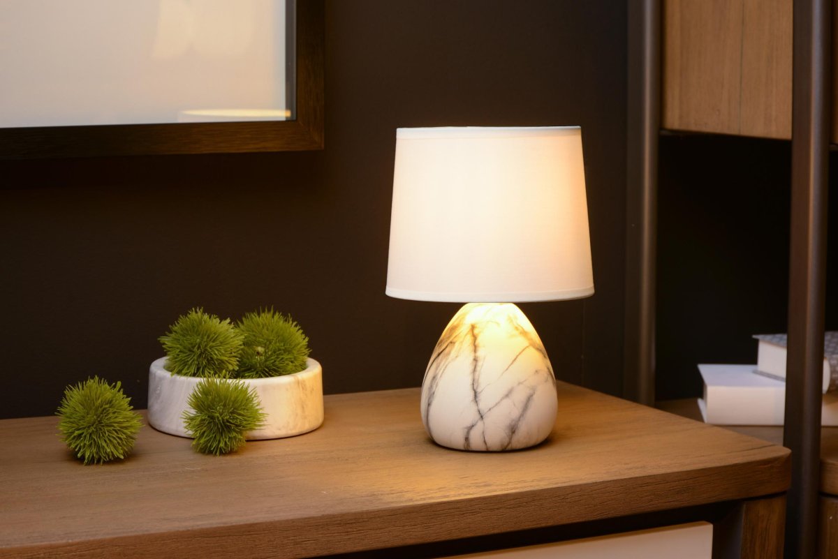 Marmo 25cm Hvit bordlampe Fra Lucide - Til tross for sin beskjedne st&oslash;rrelse p&aring; 26 cm i h&oslash;yden og en bredde p&aring; 16 cm gir Marmo en f&oslash;lelse av storhet til hjemmet ditt.