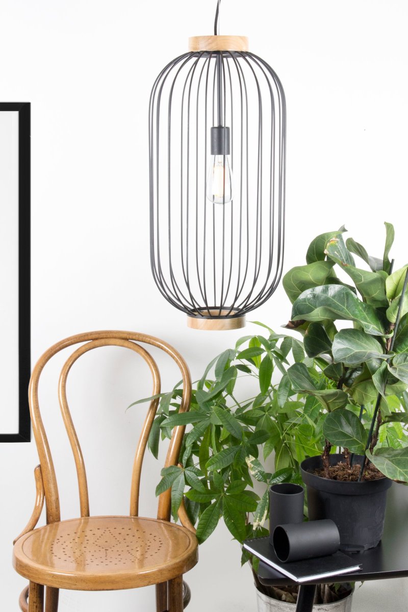 Berlin Ø30 Svart Taklampe Fra Globen Lighting - Taklampe designet i oval form med metallstenger i matt sort og dekor over og under i ask.