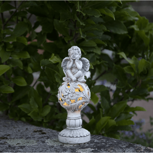 Angel Grå solcellelampe Fra Star Trading - Laget av plast med en overflate som imiterer stein, noe som gir et klassisk og tidl&oslash;st uttrykk.