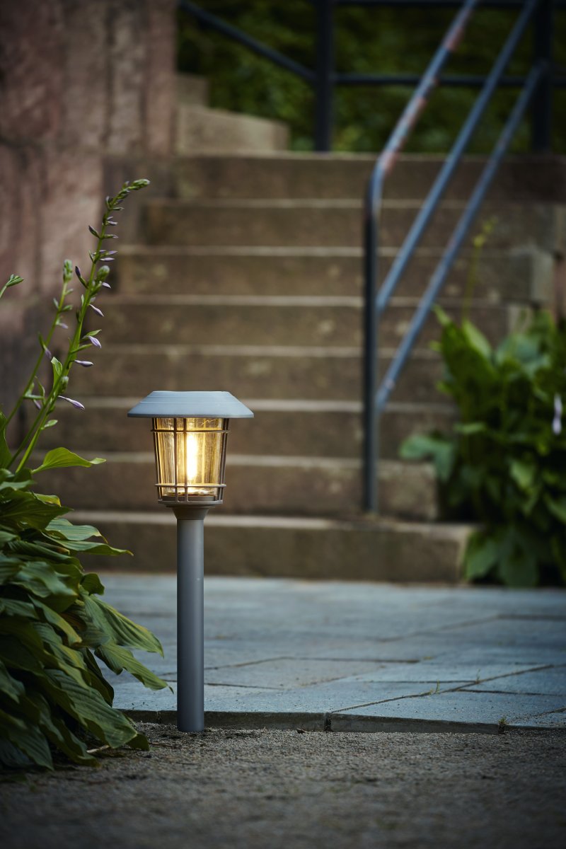 Filip Grafitt solcellelampe Fra Star Trading - Lampen lades av solen om dagen og sl&aring;r seg av automatisk i m&oslash;rket, noe som gj&oslash;r den b&aring;de energieffektiv og enkel &aring; bruke uten kabler.