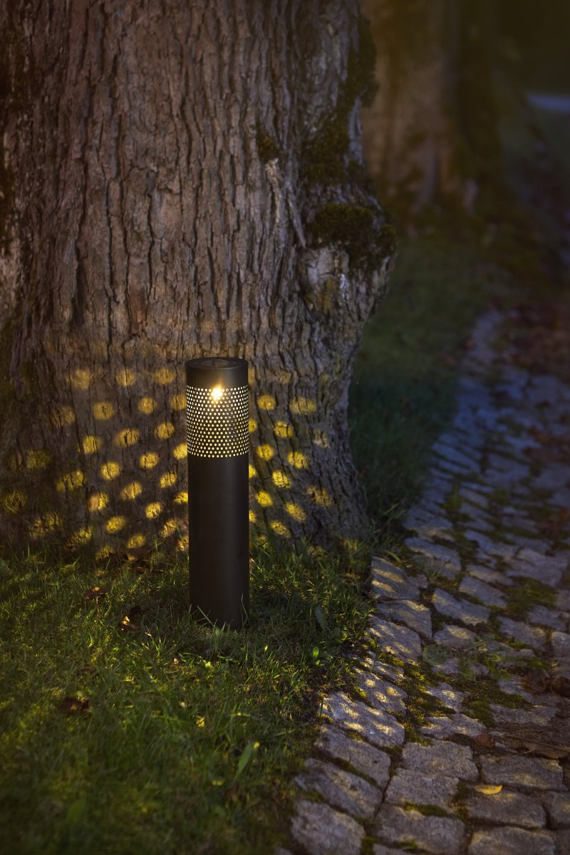 Blace Svart solcellelampe Fra Star Trading - Blace solcellepullert er en dekorativ og stilig belysning for hager og gangveier.