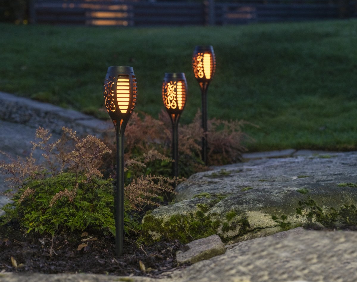 Flame Mini 3-p Svart solcellelampe Fra Star Trading - Perfekt for plassering i blomsterbed, potter eller langs stier i hagen eller på balkongen.