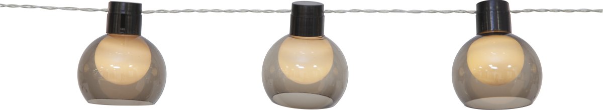 Smoky Gjennomsiktig solcellelampe Fra Star Trading - Soldrevet lysstreng med 10 vakre røykfargede pærer som har en indre opalpære som skinner med en varm hvit glød.