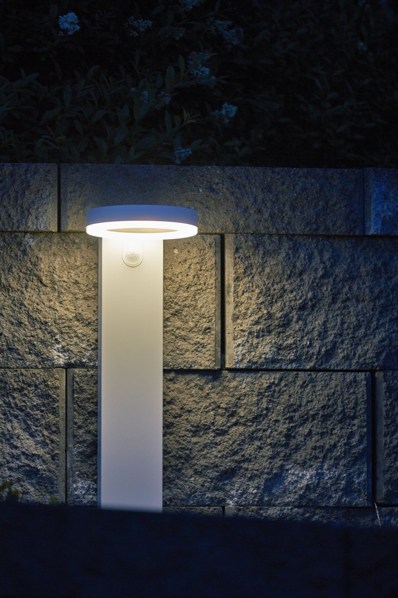 Vidi Hvit solcellelampe Fra Star Trading - Soldrevet gangveibelysning som lyser opp solcellepullerten med 500 lumen i 25 sekunder om natten og via bevegelsesdeteksjon og deretter går ned til 70 lumen konstant lys.