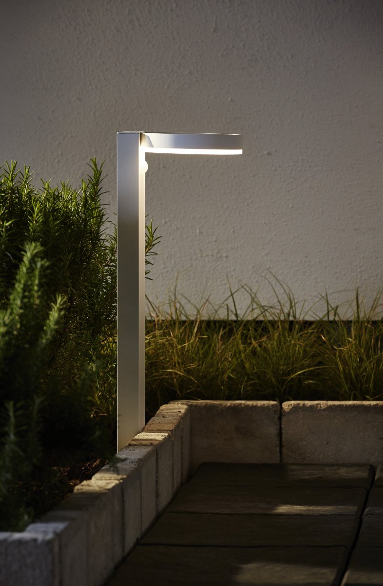 Vidi Hvit solcellelampe Fra Star Trading - Soldrevet gangveibelysning som lyser opp solcellepullerten med 500 lumen i 25 sekunder om natten og via bevegelsesdeteksjon og deretter går ned til 70 lumen konstant lys.