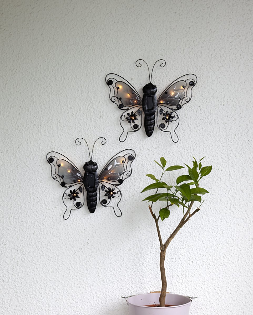 Butterfly Svart solcellelampe Fra Star Trading - Laget av svart metall blir den et stilig innslag på en fasade, et gjerde eller en balkong.