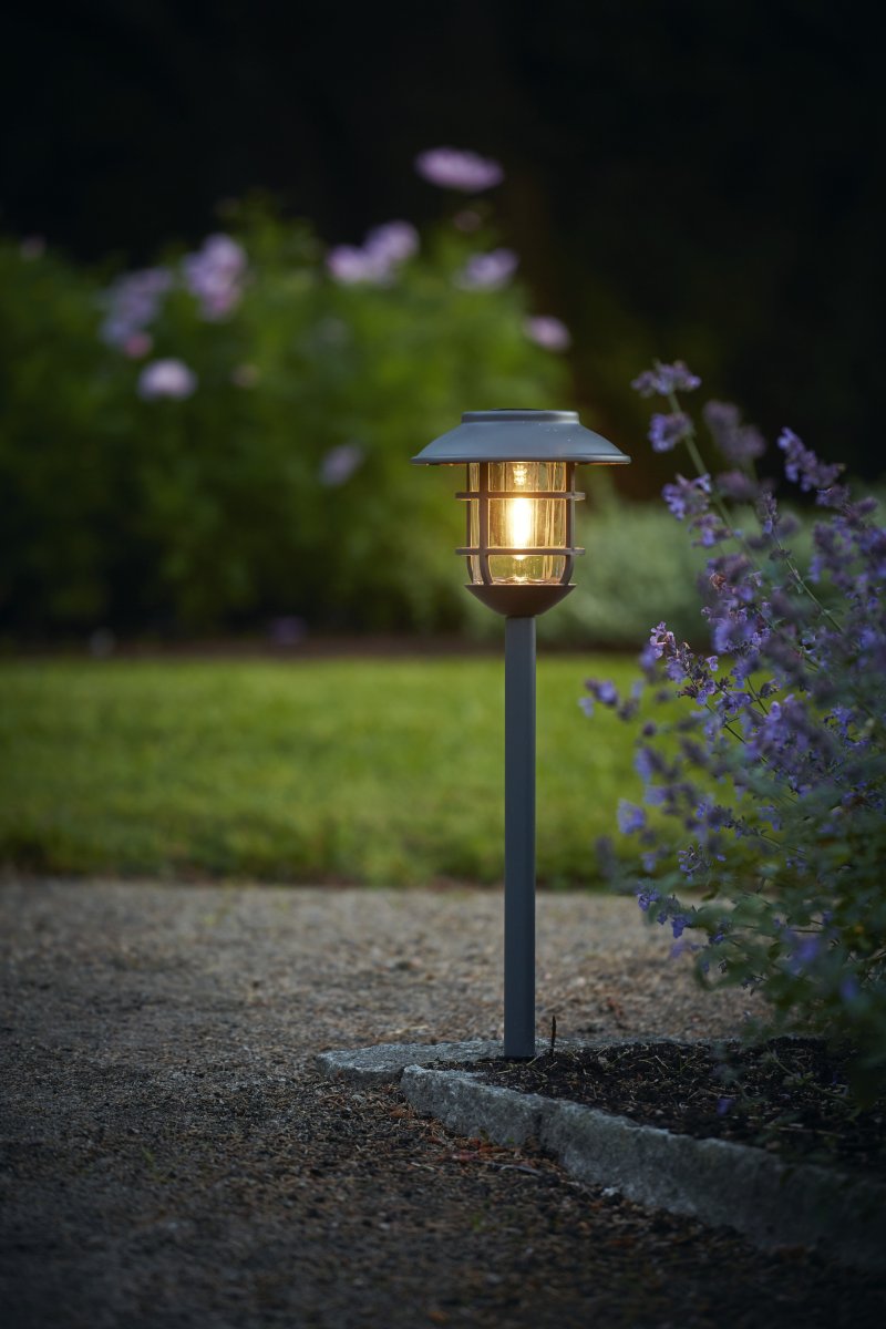 Filippa Grafitt solcellelampe Fra Star Trading - Med en lysstr&oslash;m p&aring; 10 lumen sprer den en myk, varm hvit gl&oslash;d som skaper en behagelig atmosf&aelig;re om kvelden.