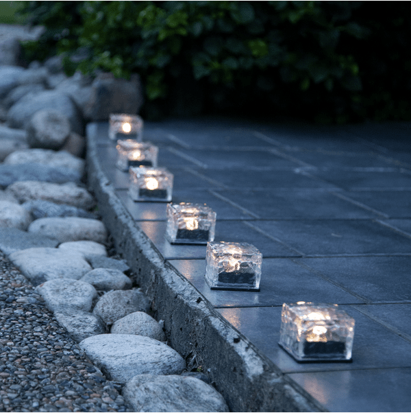 Icecube 3-pk Gjennomsiktig solcellelampe Fra Star Trading - De lades i l&oslash;pet av dagen og sl&aring;r seg p&aring; automatisk n&aring;r m&oslash;rket faller p&aring; med en myk, varm hvit gl&oslash;d.