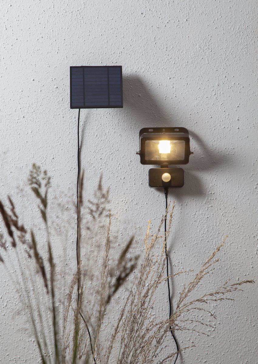 Powerspot Svart solcellelampe Fra Star Trading - Separat panel med 300 cm kabel gjør det enkelt å plassere spotlighten i skyggen og panelet i solen.