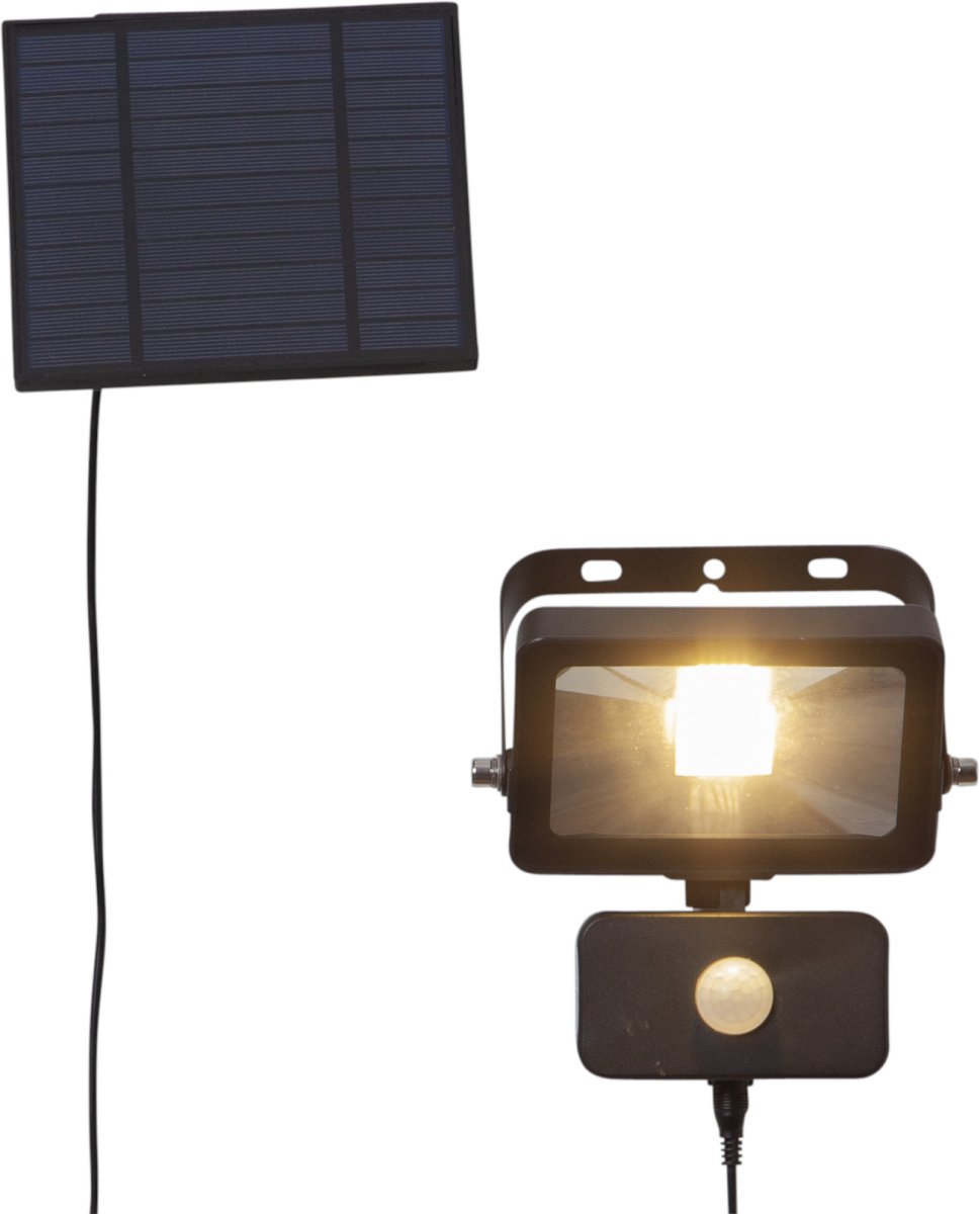 Powerspot Svart solcellelampe Fra Star Trading - Separat panel med 300 cm kabel gjør det enkelt å plassere spotlighten i skyggen og panelet i solen.