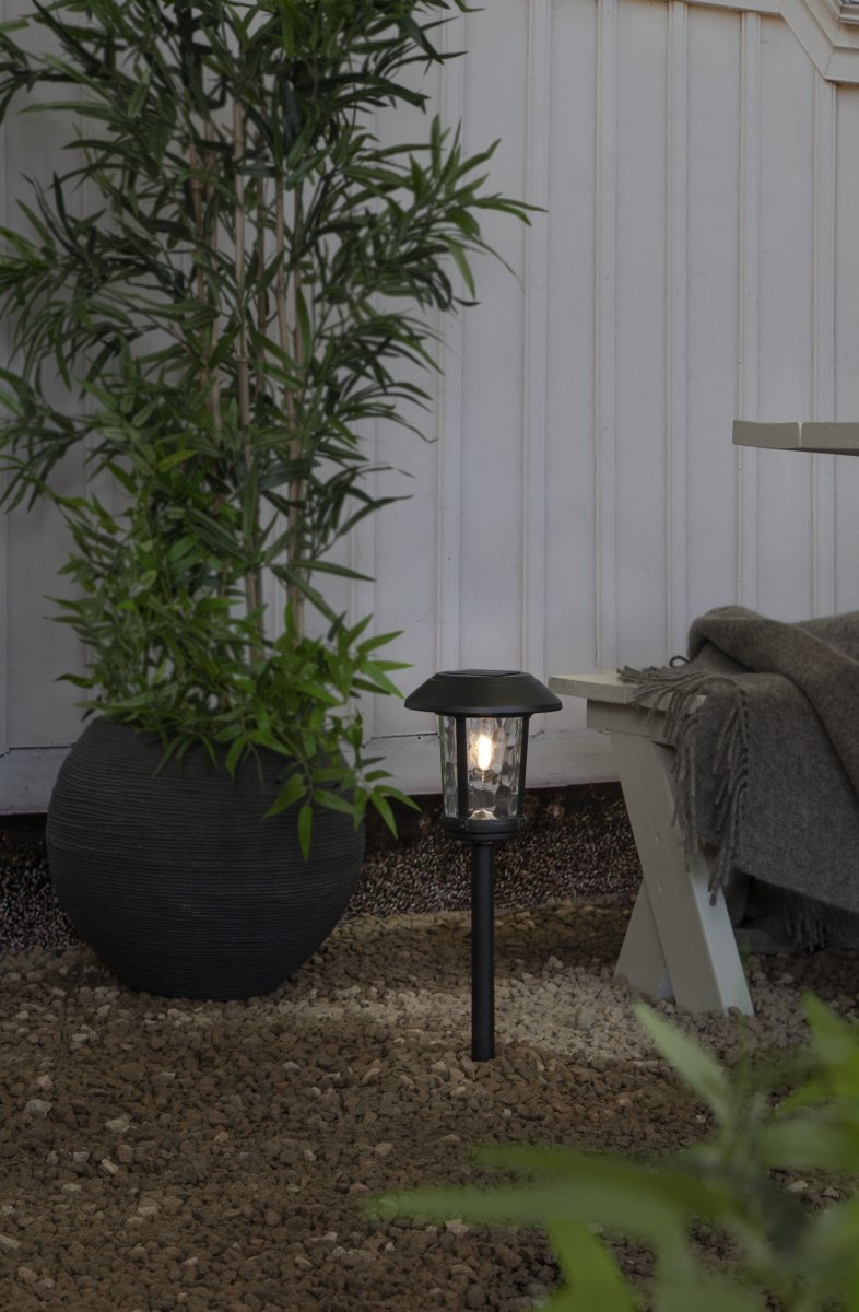 Florian Svart solcellelampe Fra Star Trading - Florian solcellepullert er en stilig og klassisk hagelampe laget av aluminium og glass.