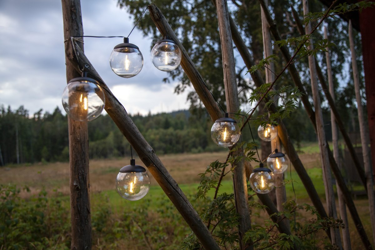 Globe Svart solcellelampe Fra Star Trading - Selve paneldelen festes med en 170 cm kabel fra siste globus, dette gjør det enkelt å plassere panelet i direkte sollys, noe som er nødvendig for å lade batteriet som følger med.