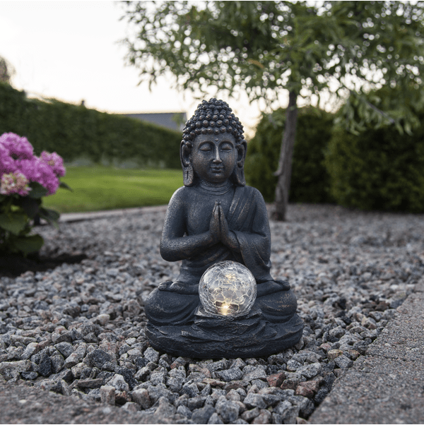 Buddha Grå solcellelampe Fra Star Trading - Solcelledekorasjonen Buddha er en sl&aring;ende og beroligende ornament i gr&aring; polyresin med en lys bronsesmeltet overflate.