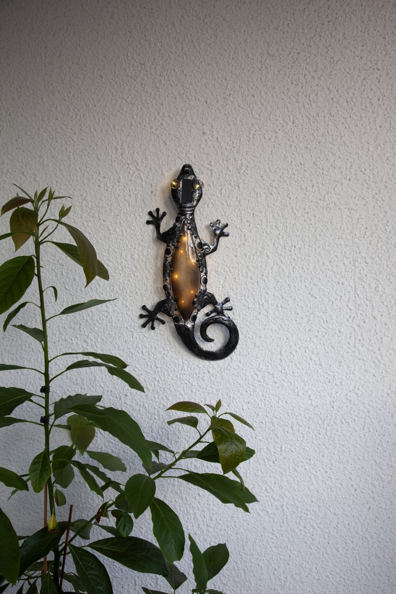 Gecko Svart solcellelampe Fra Star Trading - Gecko solcelledekorasjon er en unik og dekorativ vegglampe formet som en øgle.