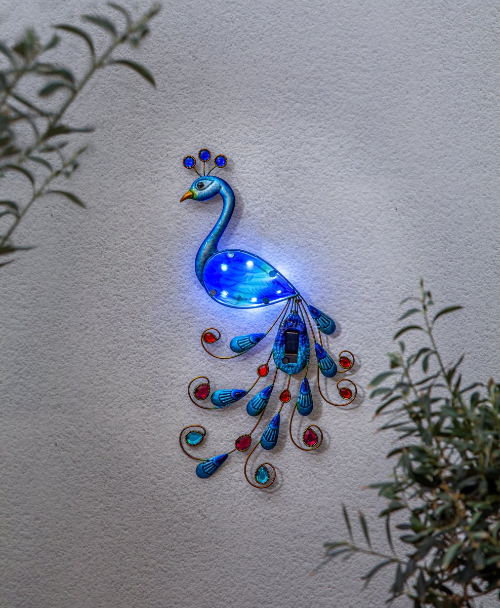 Peacock Flerbruk solcellelampe Fra Star Trading - Solcelledekorasjonen Peacock er en fargerik og dekorativ vegglampe formet som en elegant påfugl.