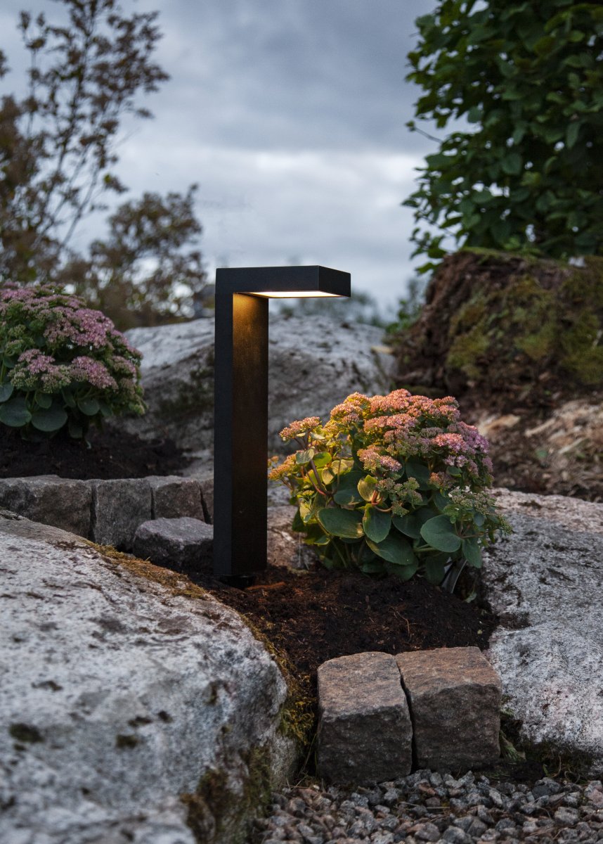 Vicini Svart solcellelampe Fra Star Trading - Solcellebelysningen er ideell for plassering som gangbelysning eller som dekorativ belysning.