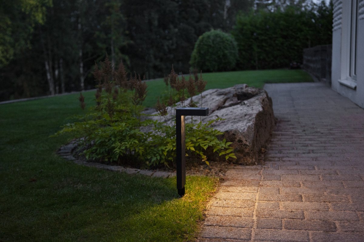 Vicini Svart solcellelampe Fra Star Trading - Solcellebelysningen er ideell for plassering som gangbelysning eller som dekorativ belysning.