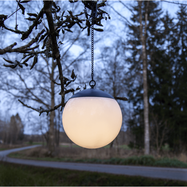 Globus Hvit solcellelampe Fra Star Trading - Globus er en stilig hengende solcellelampe laget av hvitt PS som er enkel &aring; henge opp med den medf&oslash;lgende kjeden og klipsen.