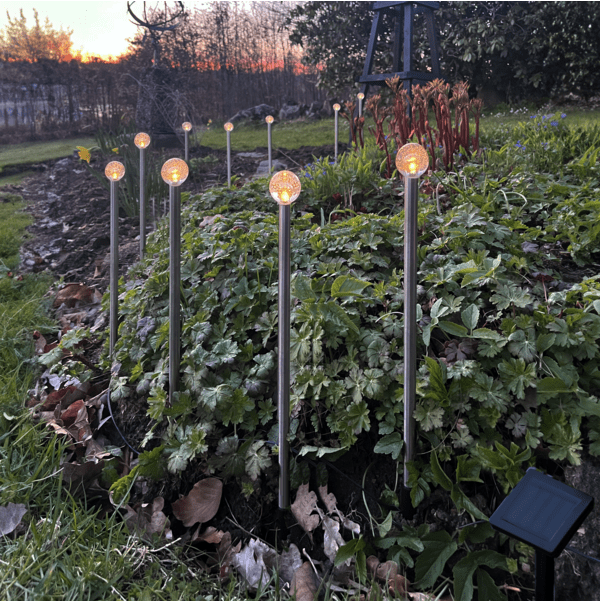 Bubbly 10-pin Sølv solcellelampe Fra Star Trading - Denne solcellebelysningen har 10 pinner i en høyde på ca 30cm, med en boblekule på toppen som skinner med en varm hvit glød.