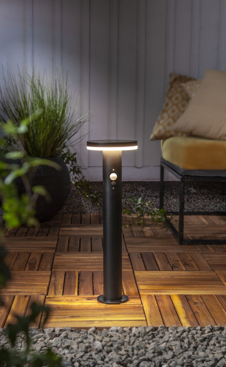 Valletta Svart solcellelampe Fra Star Trading - Gjennom et tredje trykk på&aring; ON er funksjonen som gir 800 lumen i ca 45 sekunder og så går den ned til 60 lumen til PIR aktiveres der; den går opp til 800 lumen igjen.
