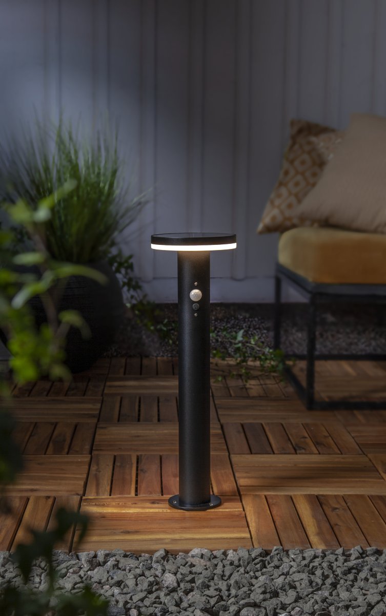 Valletta Svart solcellelampe Fra Star Trading - Gjennom et tredje trykk på&aring; ON er funksjonen som gir 800 lumen i ca 45 sekunder og så går den ned til 60 lumen til PIR aktiveres der; den går opp til 800 lumen igjen.