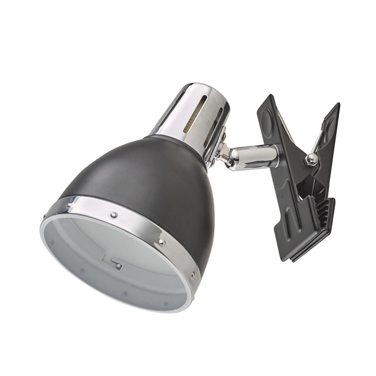 Klämma Svart klemmelampe Fra Oriva - Klamma-lampen i sort metall med kromdetaljer er en fleksibel belysningsløsning.
