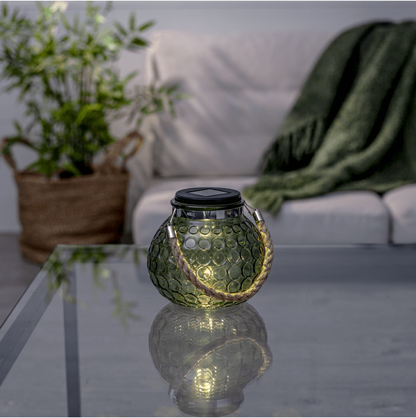 Dotte Grønn solcellelampe Fra Star Trading - Lykten har en LED-lyskilde som gir en vakker glød i mørket.
