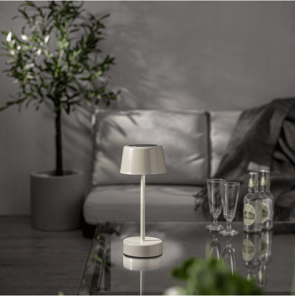 Solei Beige solcellelampe Fra Star Trading - Lampen lader delvis via solen, men kan også lades med medfølgende USB-kabel.