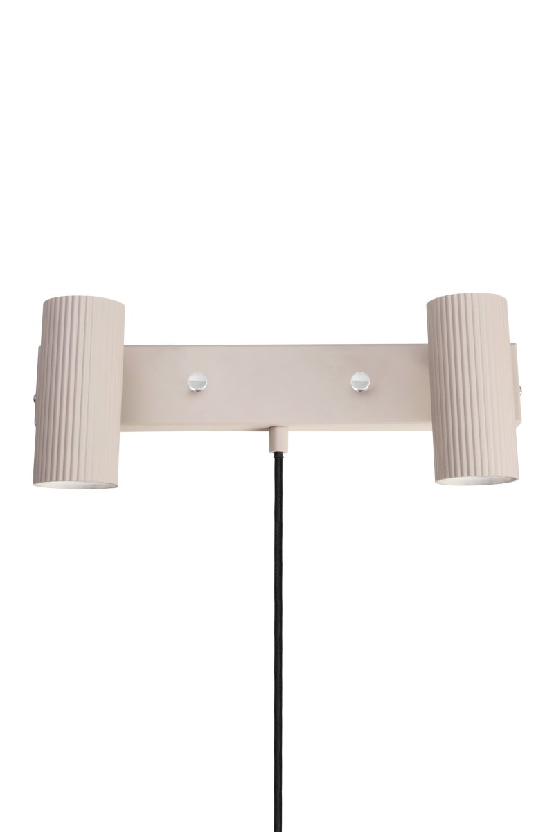 Hubble Beige leselampe Fra Globen Lighting - Vegglampen Hubble er en moderne vegglampe med to rørformede og riflede skjermer laget av metall.