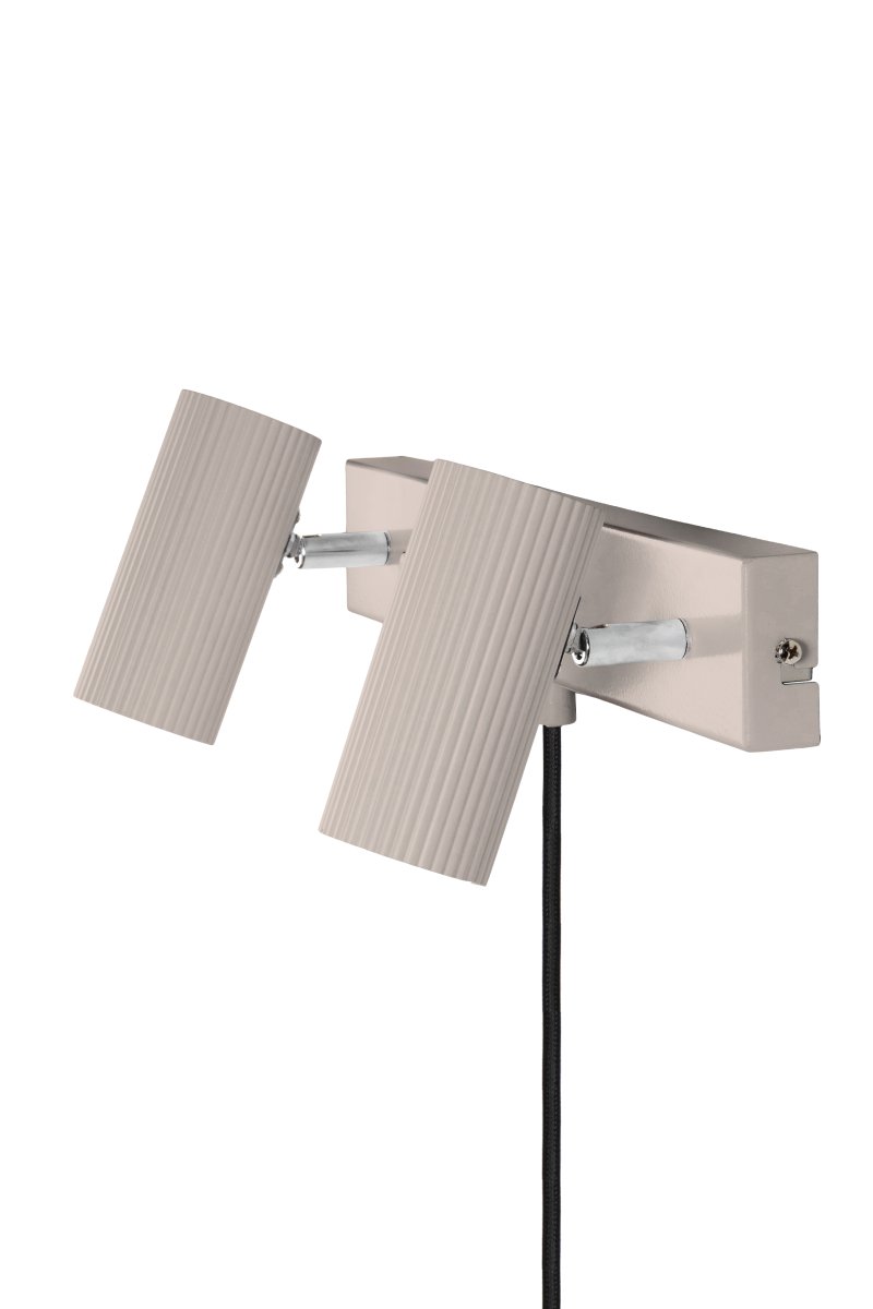 Hubble Beige leselampe Fra Globen Lighting - Vegglampen Hubble er en moderne vegglampe med to rørformede og riflede skjermer laget av metall.