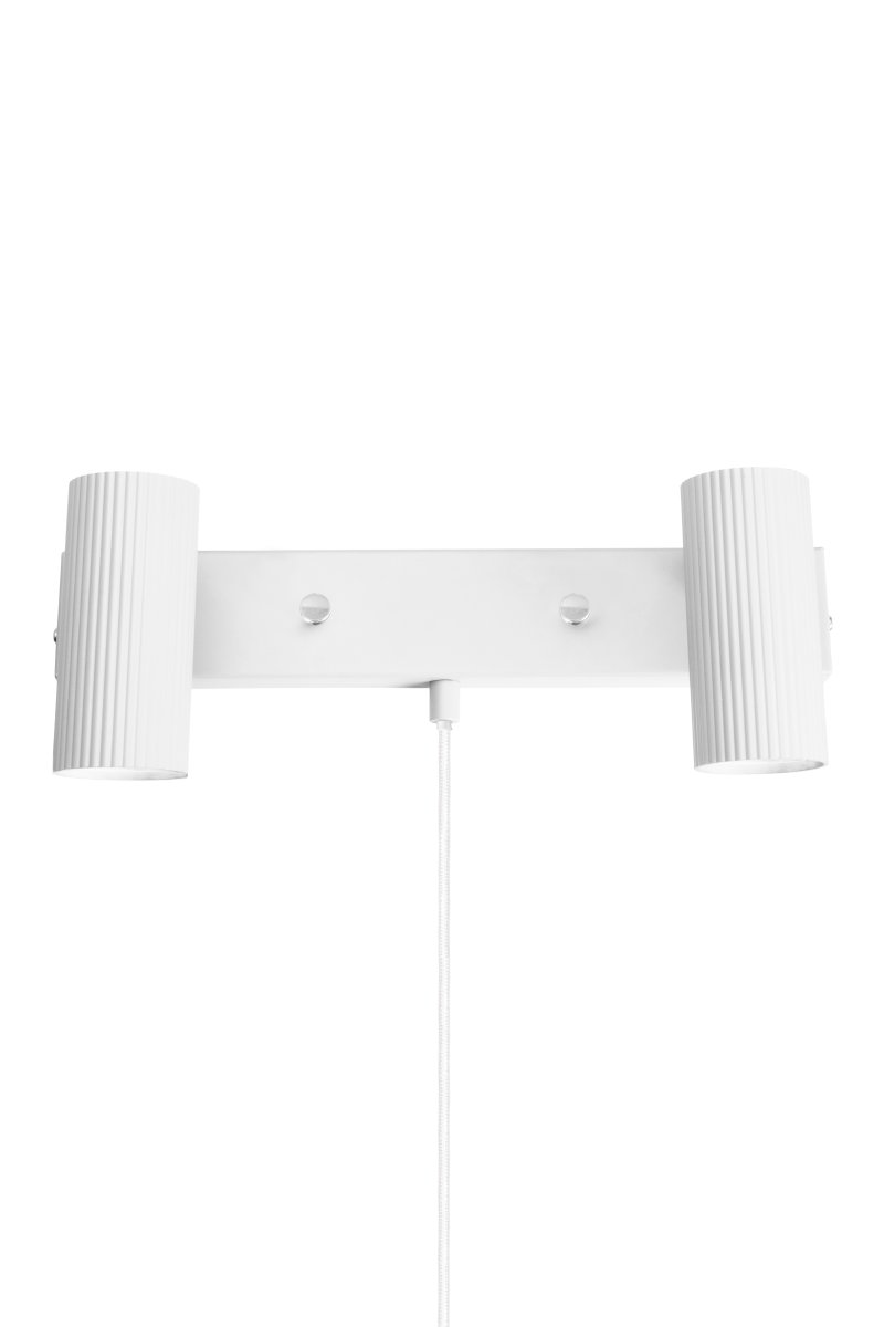 Hubble Hvit leselampe Fra Globen Lighting - Vegglampen Hubble er en moderne vegglampe med to rørformede og riflede skjermer laget av metall.