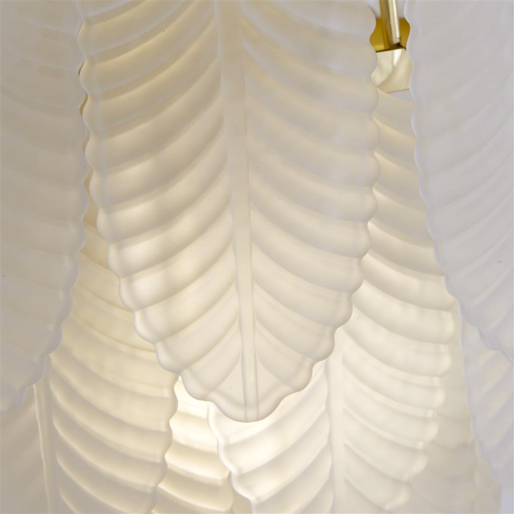 Feather 25cm Hvit/messing vegglampe Fra Searchlight - De dekorative glassdelene fanger og sprer lyset mykt, og skaper en varm og behagelig gl&oslash;d og et levende lysbilde p&aring; veggen.