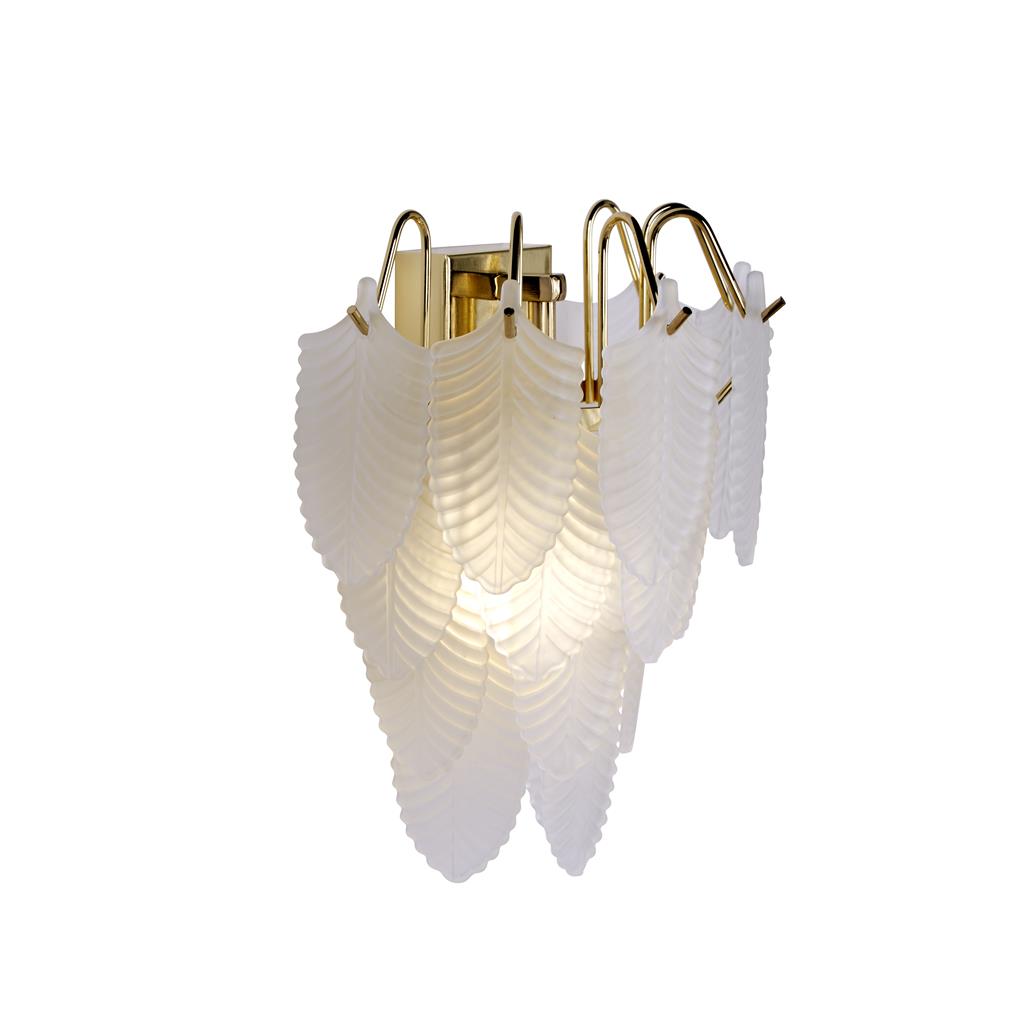 Feather 25cm Hvit/messing vegglampe Fra Searchlight - De dekorative glassdelene fanger og sprer lyset mykt, og skaper en varm og behagelig gl&oslash;d og et levende lysbilde p&aring; veggen.