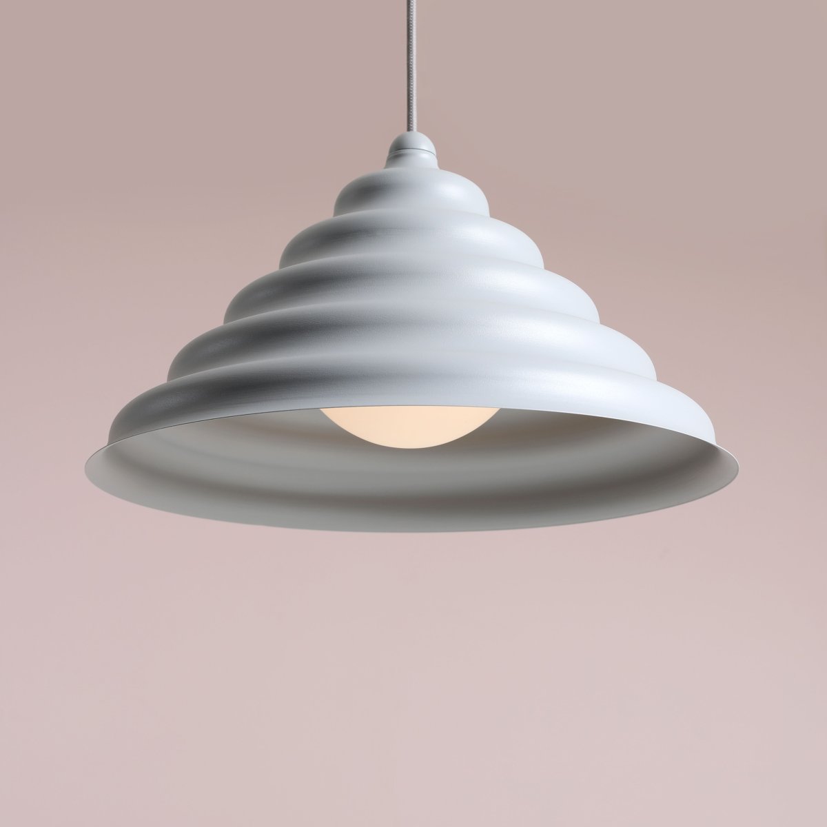 Wave Ø36 Blå Taklampe Fra Artera - Den forvitrede skjermen av metall i en matt grå bl&aring; farge gir en fin spredning av lys nedover, noe som gjør den perfekt å henge over spisebordet eller kjøkkenet.
