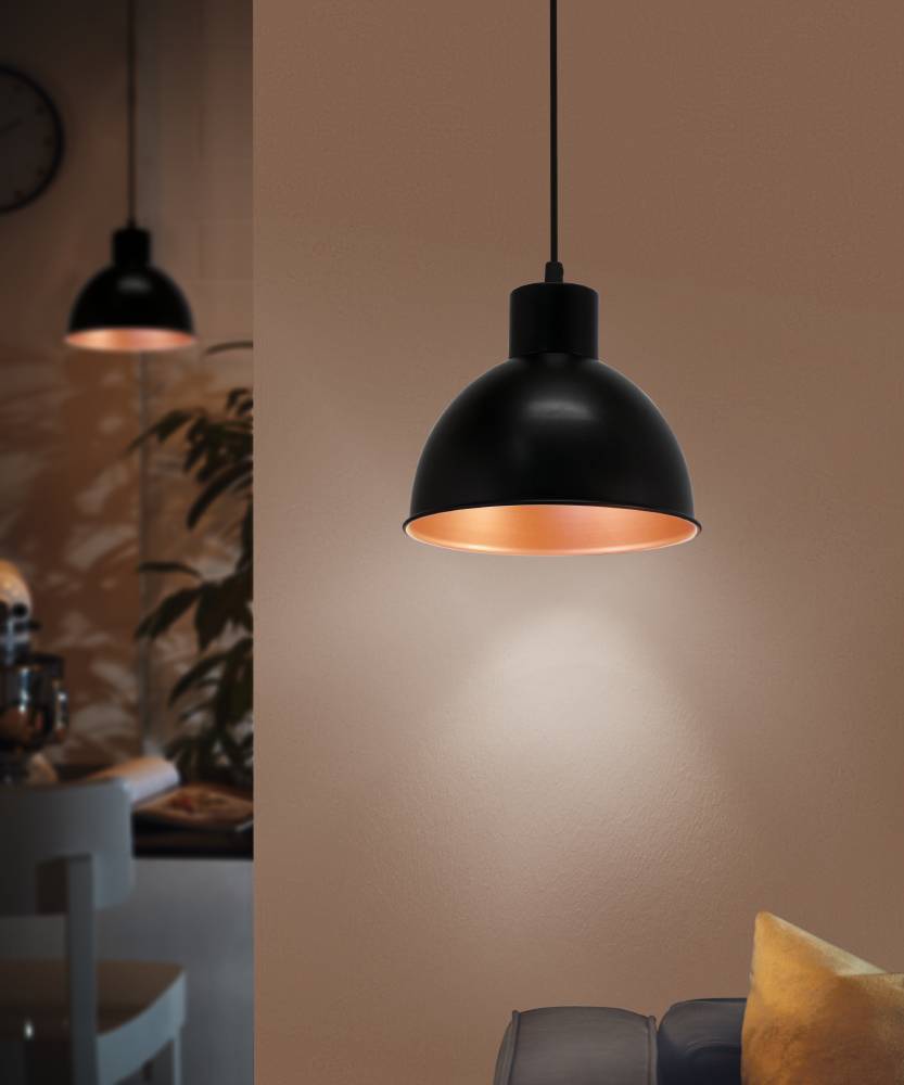 Truro Ø20 Svart Taklampe Fra Eglo - Lampens minimalistiske design gjør den enkel å kombinere med ulike interiørstiler og gir rommet et snev av industriell sjarm og varme.